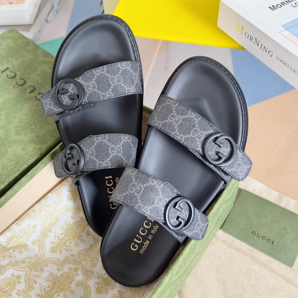[G Home] Men's Men's Shoes💰: 300💰Size: 38-45 🆕2024Gucci Gucci Summer New Style Double G Presbyopia Flip-flops Cross Sandals Thick Sole Slippers Beach Shoes Original Purchase and Development Production G family's 2024 new summer dark horse items, fashion bloggers at home and abroad have put on the show, and it has become popular on social platforms at home and abroad. Fashionistas must pay for it, and they spend a lot of money to create ingenious craftsmanship and accurately restore every detail. Exquisite packaging at the delivery counter🛍📦 ▪️ Fabric: Original imported double G presbyopic leather ▪️ Lining: Original imported leather ▪️ Sole: Original open molded T men's shoes 💰U outsole ▪️ Bottom thickness: 3CM